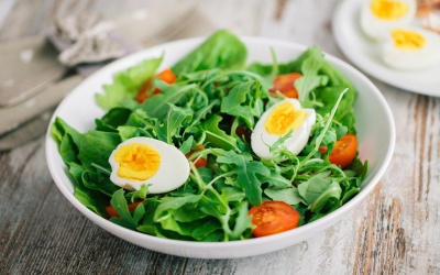 Nên cho trứng vào món salad