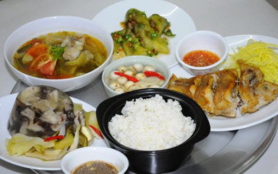 Vì sao bạn cần bỏ ngay thói quen ăn cơm chan canh?