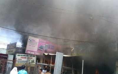 Cháy chợ, quốc lộ 14 ùn tắc