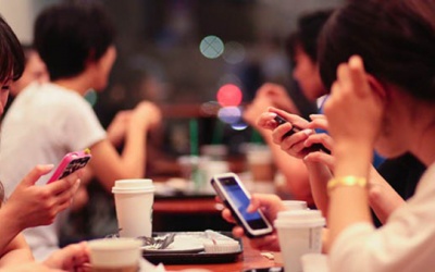 Giật mình với hình ảnh người người 'cắm đầu' vào smartphone