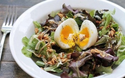 Ăn trứng với rau trộn giúp tăng cường hấp thu dinh dưỡng