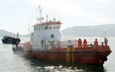 Cứu 38 thuyền viên trên tàu bị sóng đánh hỏng máy