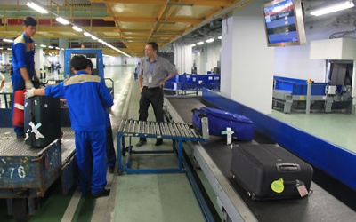 Nghi vấn nhân viên móc nối để trộm hành lý tại sân bay