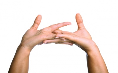 Thói quen bẻ khớp tay không hề vô hại