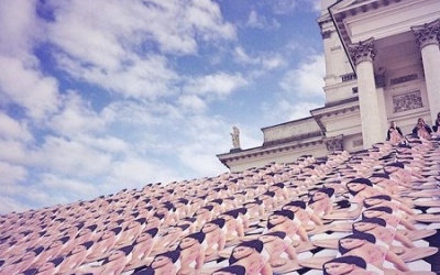 Thánh đường bị... 1.000 bức ảnh gợi cảm “tấn công”