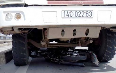 Xe tải kéo rê xe máy hơn 50m, hai người thiệt mạng