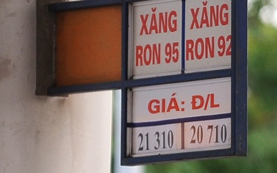 Giá xăng tăng, giá dầu giảm