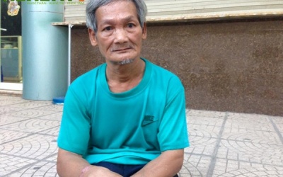 Nghẹn lòng cảnh cha già 'oằn mình' chăm con trẻ