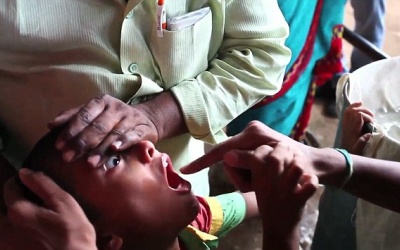 Người Ấn Độ nuốt cá sống để chữa bệnh hen