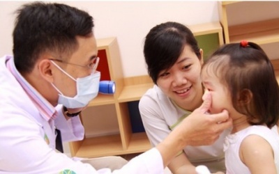 Bé bị sụp mi bẩm sinh, nên mổ lúc nào?