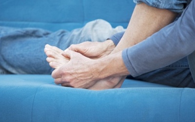 Làm thế nào để đối phó với cơn đau do gout gây ra?