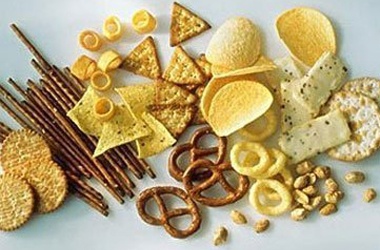 Phát hiện 3,6 tấn bim bim cho trẻ có dấu hiệu không đảm bảo VSATTP