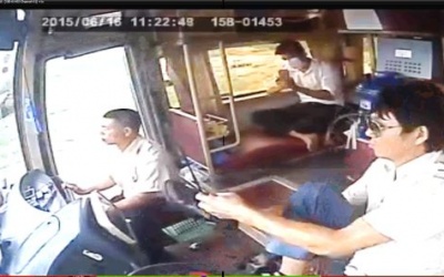 Thưởng 5 triệu cho người quay clip tài xế vừa lái xe vừa đi giày