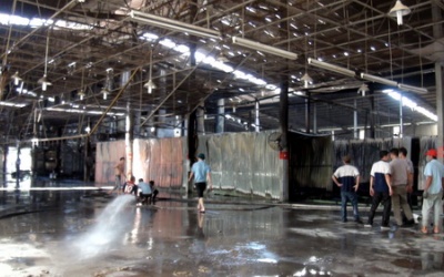 Hàng trăm công nhân lao vào đám cháy cứu tài sản công ty