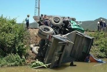 Tàu hỏa Bắc - Nam tông ô tô văng xuống hồ nước