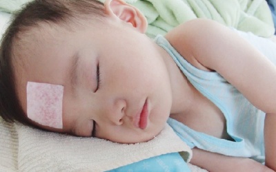 Bé bị sốt có nên cho nằm điều hòa?