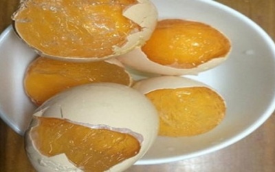 Trứng dẻo, dai như cao su có phải là giả?