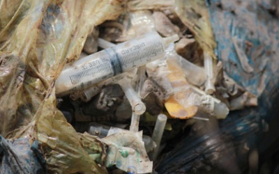 Bệnh viện chôn lậu rác thải y tế: Kim tiêm, ống thuốc trồi cả lên mặt đất