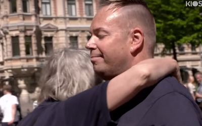 Người đàn ông bị nhiễm HIV bật khóc khi được những người lạ ôm chặt