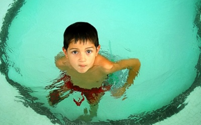 Toét mắt khi bơi không phải do nước tẩy mà là nước tiểu