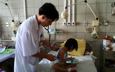 Nằm viện 20 ngày vì một ngụm dầu máy trong chai C2