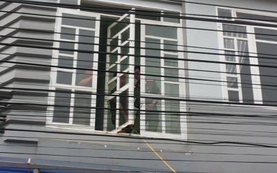 Một phụ huynh đưa con đi thi bị rơi từ tầng hai