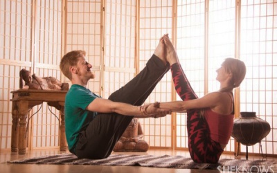 Bài tập yoga cho cả chàng và nàng 'hâm nóng' tình cảm