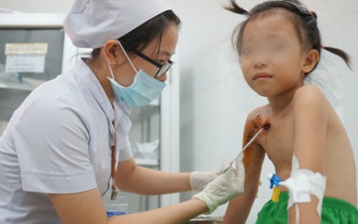 Cậu bé nghịch súng bắn 10 viên đạn vào ngực em gái