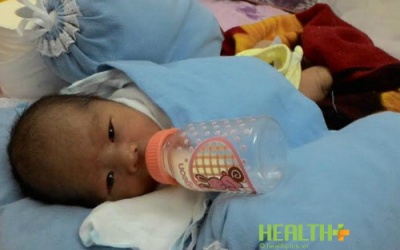 Hà Nội: Cứu sống bé trai đáng thương bị bỏ rơi trong túi nylon