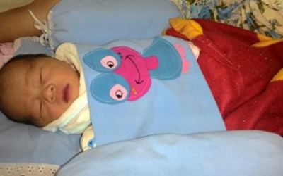 Hà Nội: Cô gái trẻ nhặt được bé trai sơ sinh bọc trong thùng xốp