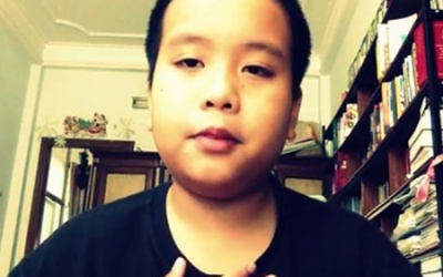 Đỗ Nhật Nam làm thơ thương phụ huynh đội nắng chờ sĩ tử