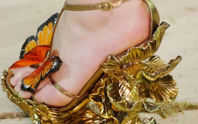 Những mẫu giày dép thách thức tín đồ thời trang