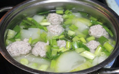 Canh mọc nấu củ quả ngọt mát ngày hè