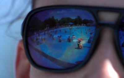 Cảnh giác với bệnh mắt khi đi tắm biển