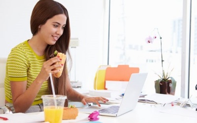 Tác hại không ngờ khi ăn trưa tại bàn làm việc