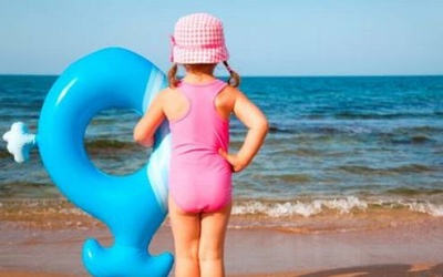 Cho trẻ đi biển cần lưu ý những gì?