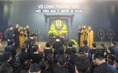 Dòng người xếp hàng dài đợi viếng nhạc sỹ An Thuyên