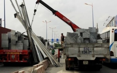 Hàng chục tấn sắt “rơi tự do” khiến người đi đường đứng tim