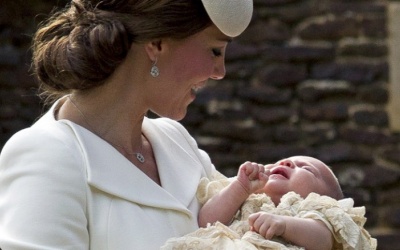 Hoàng gia Anh công bố ảnh tiểu công chúa ngày rửa tội