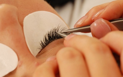Cẩn thận nối mi mắt giả, mất mi mắt thật!