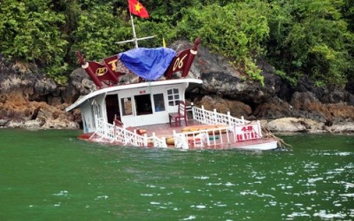 Tàu du lịch trên vịnh Hạ Long bị chìm trong đêm