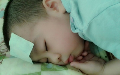 Có nên dùng miếng dán hạ sốt cho bé?