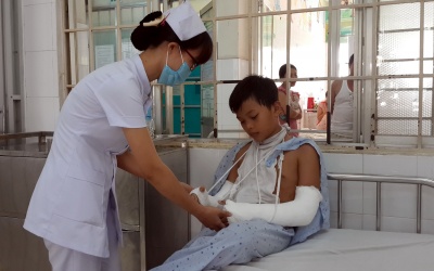 Bé trai 11 tuổi gãy 2 tay vì học leo tường như game show