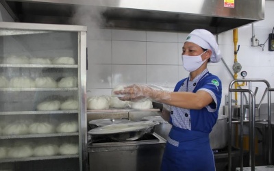 Nhiều vụ ngộ độc thực phẩm lớn do suất ăn giá quá rẻ