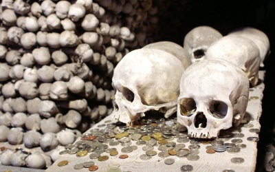 Rùng rợn nhà thờ dùng 70.000 bộ xương, sọ người để trang trí