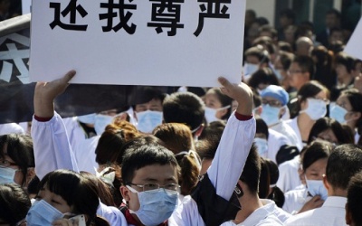 600.000 bác sỹ yêu cầu chấm dứt bạo lực với ngành y tế