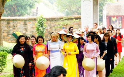 Phu nhân Phó Tổng thống Mỹ thăm Văn Miếu - Quốc Tử Giám