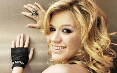 Kelly Clarkson hát lại bản hit của boyband N'Sync: Ai hay hơn ai?