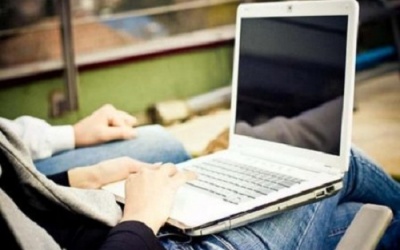 Vô sinh vì thói quen để laptop lên đùi
