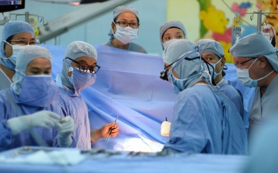 Ánh mắt khẩn cầu phía sau cánh cửa phòng mổ